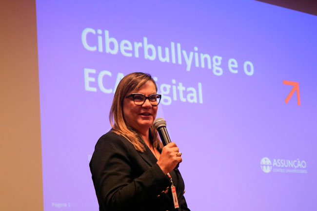 Prof.ª Dr.ª Ana Carla Pinho fala sobre Ciberbullying e o ECA Digital durante o segundo dia de evento.