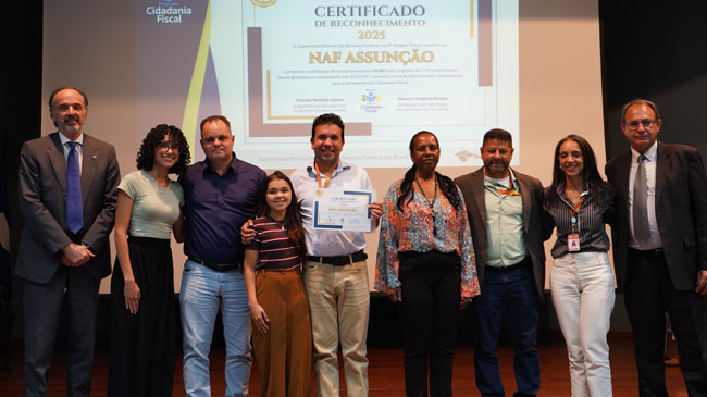 Alunos e professores representam o NAF Assunção durante o recebimento da Certificação Ouro na Certificação NAF 2026.