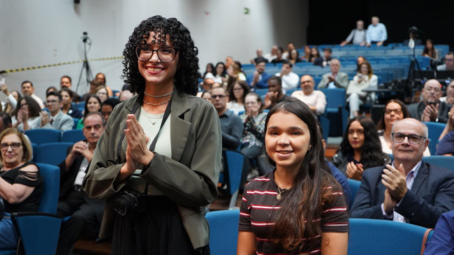 Vanessa Santos de Souza e Beatriz Caetano Silva Oliveira, autoras do trabalho aprovado durante o II Encontro de Iniciação Científica.