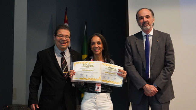 Prof.ª Dr.ª Edineide Maria de Oliveira recebe certificações em nome do Centro Universitário Assunção
