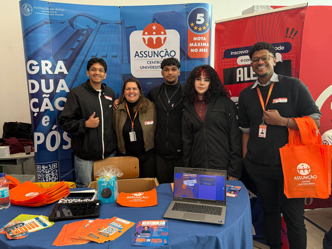 Equipe do Assunção e Alunos prontos para atender os alunos do Colégio Visconde de Porto Seguro.