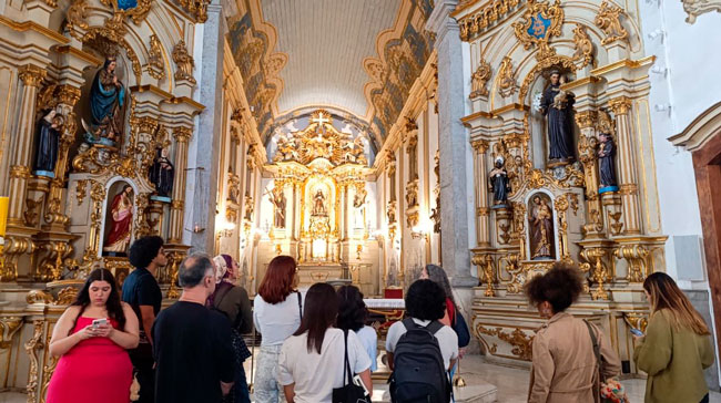 Alunos reunidos dentro de Igreja em São Paulo