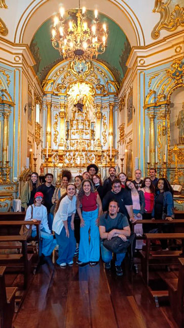 Alunos posam para foto durante estudo de campo.