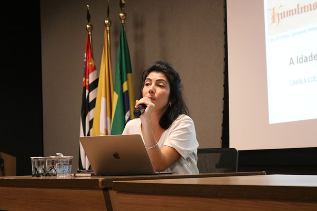 Prof.ª Dr.ª Camila Ezídio falando sobre Hildegarda de Bingen