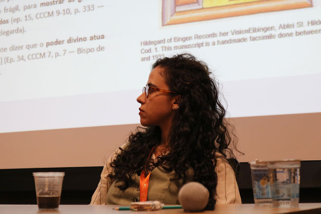 Prof.ª Natália, mediadora e docente do Centro Universitário Assunção durante palestra.