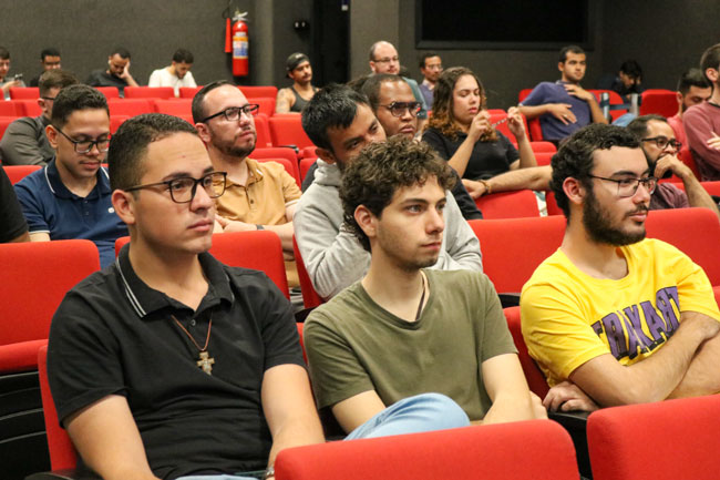 Alunos dos cursos de filosofia assistem palestra no Auditório do Assunção.