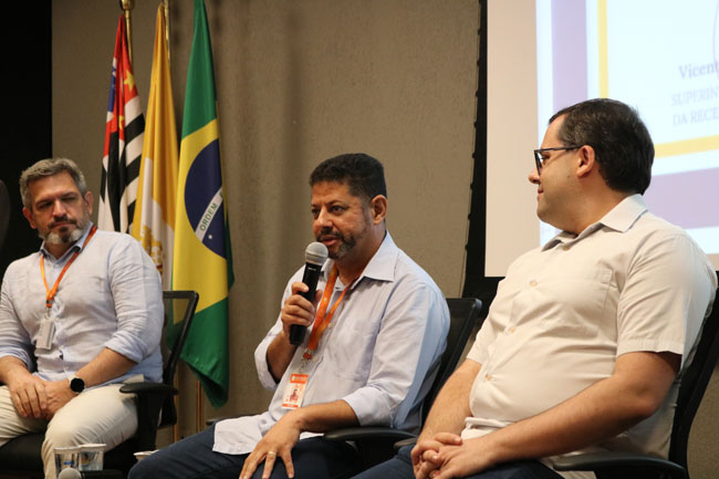 Prof. Dr. Sandro Braz Silva, coordenador do curso de Ciências Contábeis, ao lado de professores da Instituição.