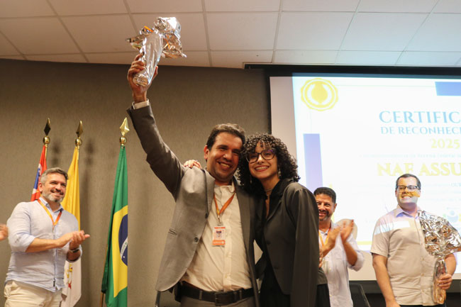 Professores recebem homenagem de aluna.