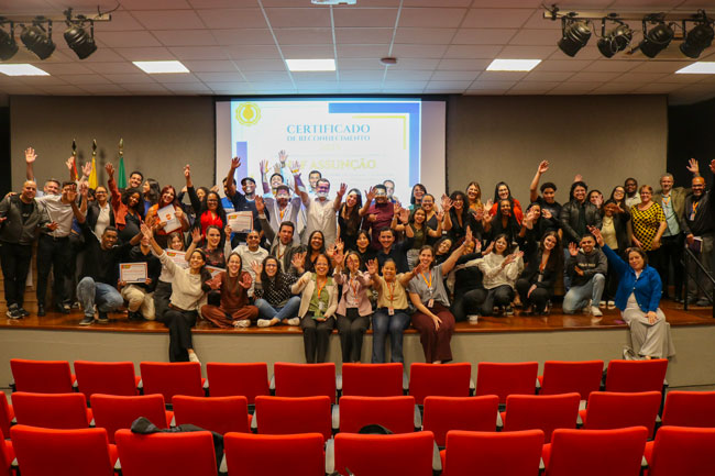 Participantes do evento celebram após a entrega dos certificados.