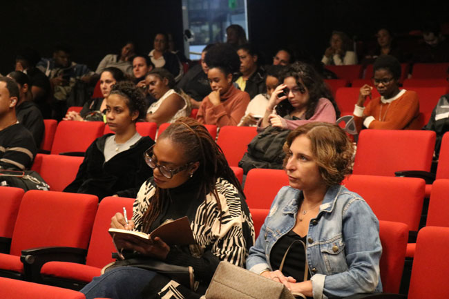 Docentes e Alunos de Serviço Social se reúnem no auditório para a I Jornada Acadêmica.
