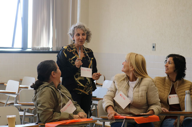 Regina, aluna de Serviço Social do Centro Universitário Assunção, se apresenta aos candidatos do Apadrinhamento Afetivo.