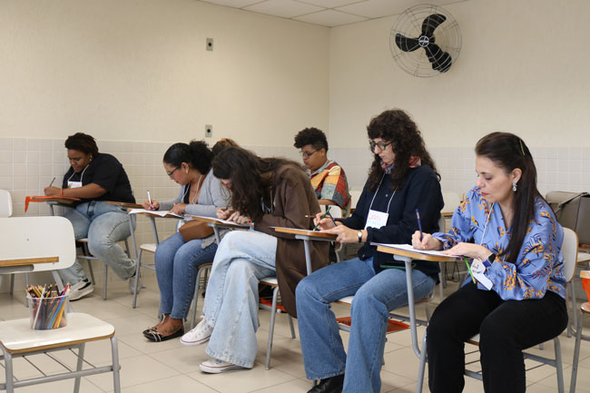Participante durante uma das dinâmicas da formação presencial.