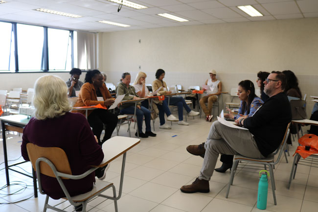 Prof.ª Maria Luiza propõe as atividades de reflexão durante a formação dos futuros padrinhos e madrinhas.