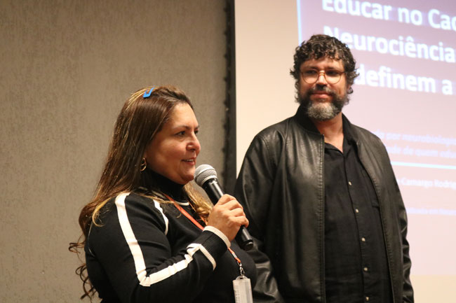 Prof.ª Dr.ª Valéria Batista Edo e Prof. Dr. Thiago Rodrigues abrindo o evento.