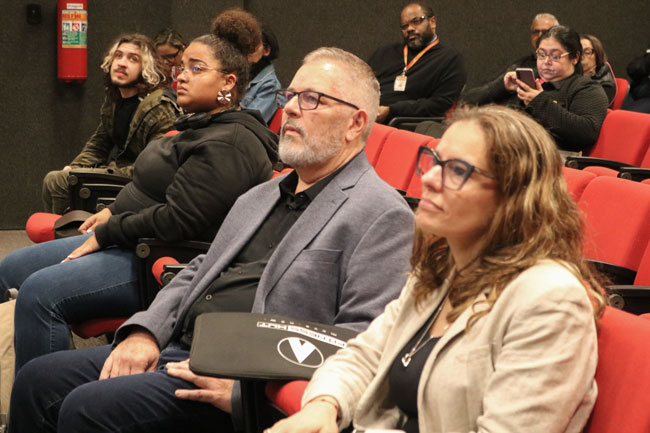Palestrantes convidados, Carolina Volpe e Prof. Dr. Luciano Gamez, durante o primeiro dia de Jornada Acadêmica de Pedagogia.