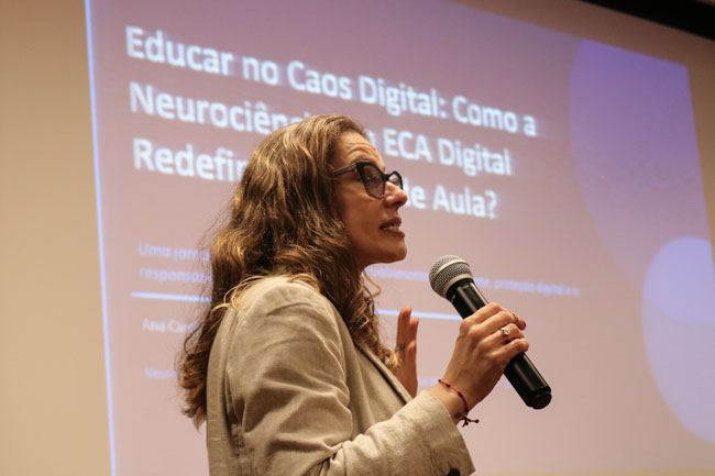 Carolina Volpe durante sua fala.