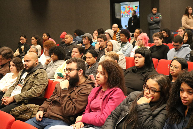 Alunos de Pedagogia reunidos no auditório do Centro Universitário.