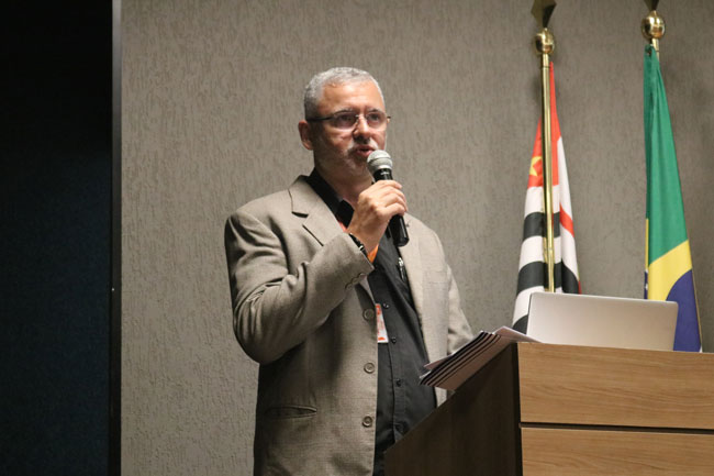 Prof. Me. Marcelo Monte abre o Tubarões da Administração, apresentando os convidados da noite.