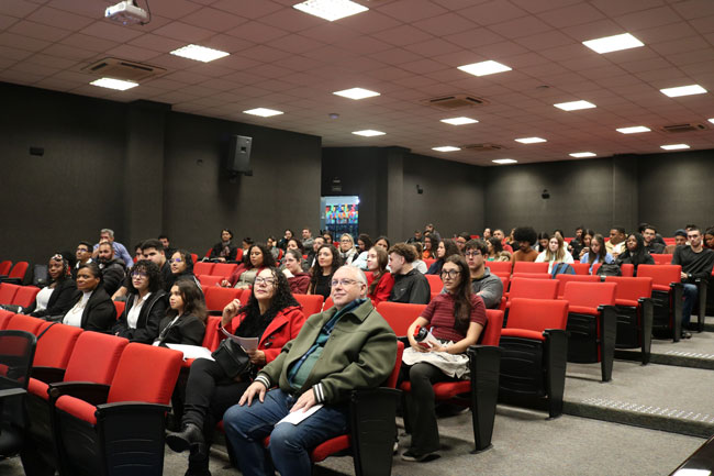 Alunos e convidados presentes no auditório do Centro Universitário.