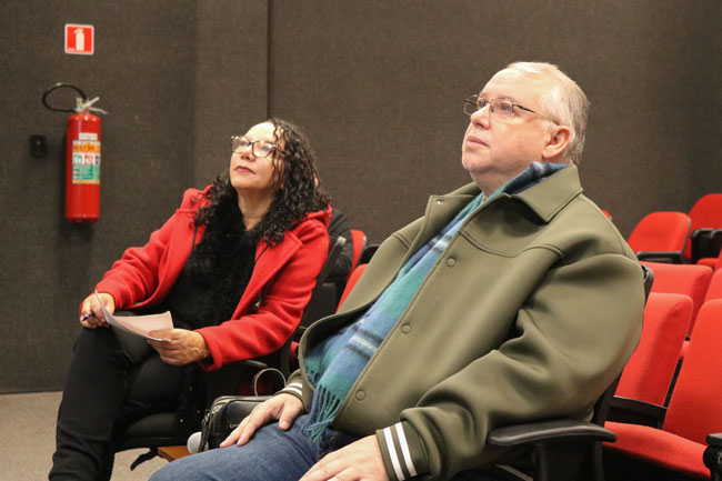 Celi Paulino Carlota e Paulo Simões de Medeiros Junior assistem ao pitch do primeiro projeto.
