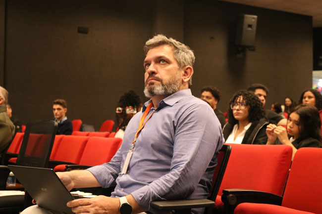 Prof. Me. Leandro da Silva Neves também participa da avaliação dos projetos.