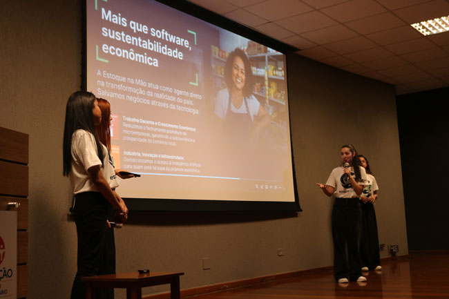 Alunas do curso de Administração apresentam seu projeto para os tubarões.