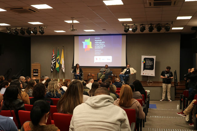 Momento de debate durante o 1º Dia de Seminário.