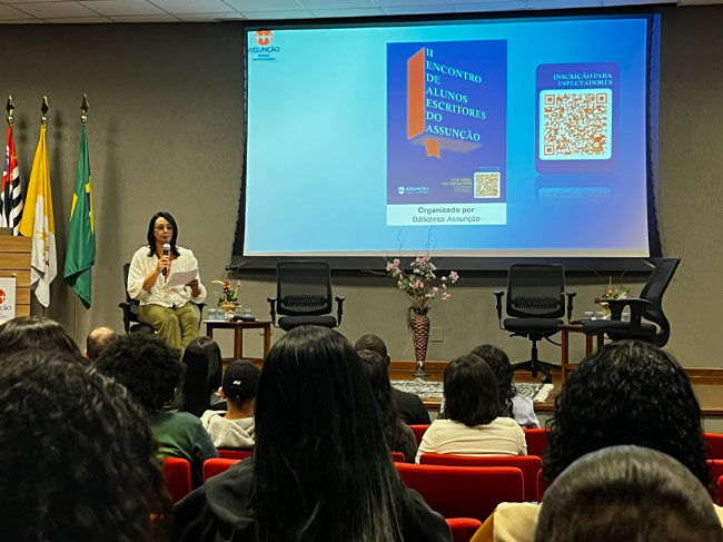 Lilian Gentil, bibliotecária do Assunção e mediadora do II Encontro de Alunos Escritores.