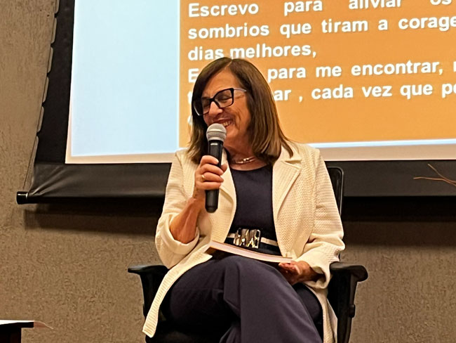 Marcia SantAnna Cabral, aluna da Pós-Graduação em Mediação de Leitura Literária falando sobre suas obras.