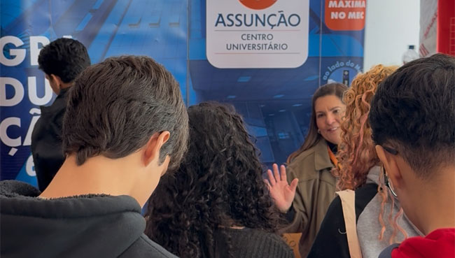 Prof.ª Dr.ª Valéria Batista Edo realiza o atendimento aos alunos.
