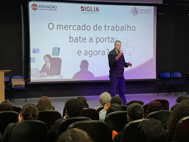 Prof. Me. Marcelo Monte durante palestra sobre o mercado de trabalho para estudantes do curso técnico de Administração da ETEC Getúlio Vargas.