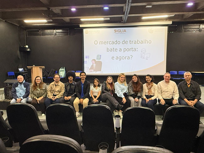 Professores da ETEC Getúlio Vargas, estudantes e professores do Centro Universitário Assunção reunidos ao final da ação.
