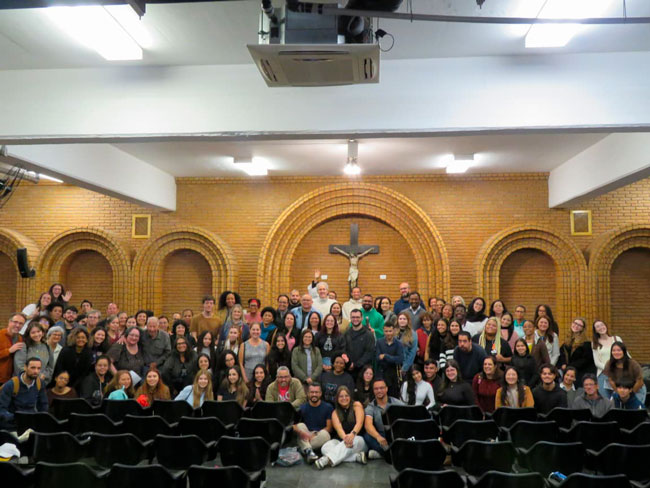 Alunos, professores, colaboradores e membros da comunidade acadêmica reunidos na 2ª Capela de Confissões do Santuário Nacional de Aparecida.