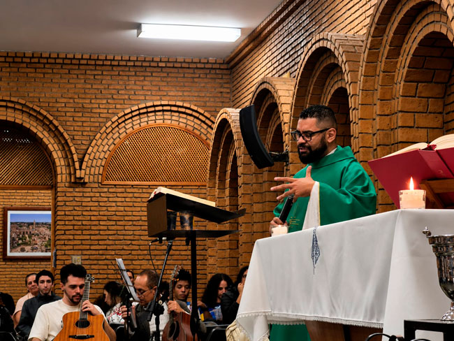 Pe. Rodrigo Felipe celebrando a Missa.