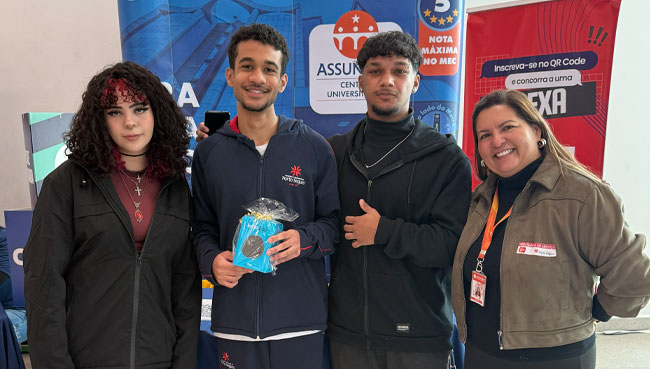 Nathalia Meyssa Garcia Mayer, Lucas Rodrigues Pinheiro, Marco Antônio de Oliveira e Prof.ª Dr.ª Valéria Batista Edo após o sorteio.