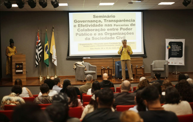 Palestra com a Prof.ª Aldaíza Sposati durante o 1º dia.