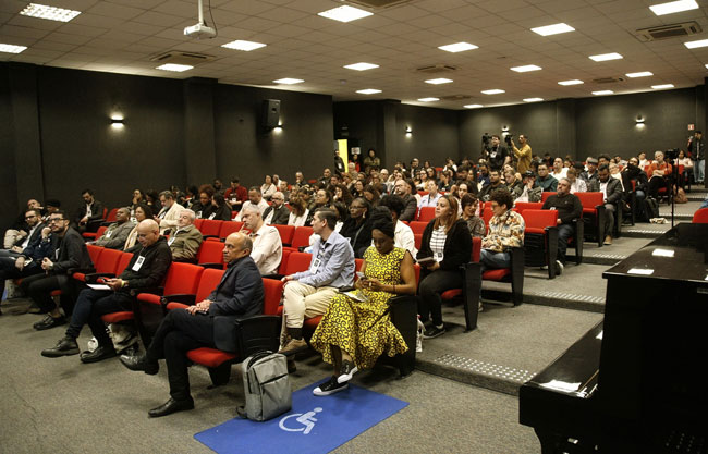 Publico reunido no auditório do Centro Universitário Assunção.