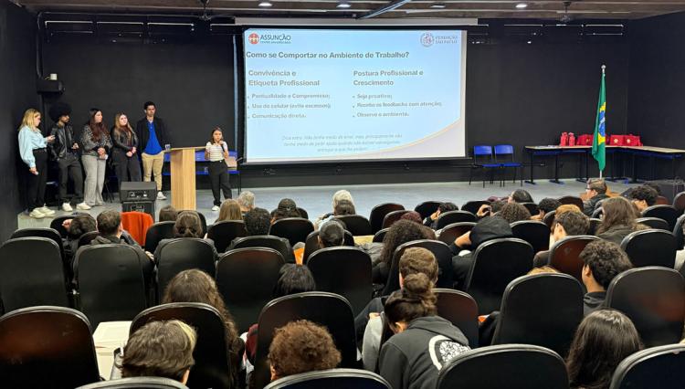 Alunos do curso de Administração ministram palestra no auditório da ETEC Getúlio Vargas